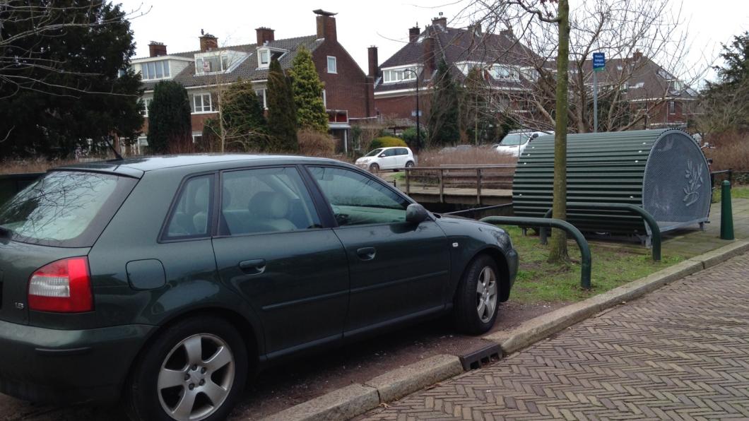 Geparkeerde auto en fietstrommel