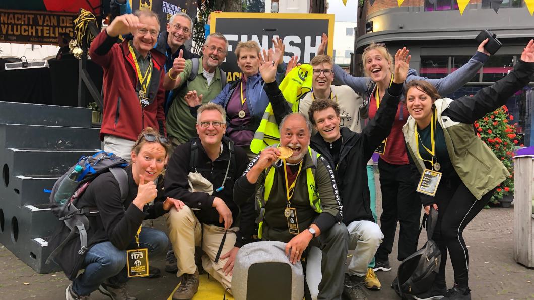 Team Rijswijk loopt mee vol energie bij de finish van de Nacht van de Vluchteling 2019